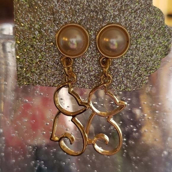 hand made Jewelry - Faux pearl and gold cat earrings.